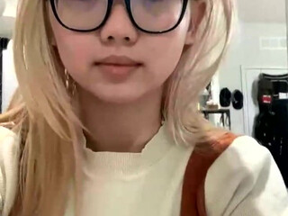 Harriet Sugarcookie onlyfans Exquisite beauty furiously plows herself in the field cap