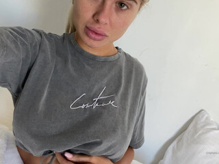 sopeachybaby onlyfans bitch jerks off in the office