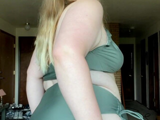 peachylilslut onlyfans scrawny babe masturbates her horny big clit