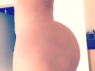 Andrea Abeli aka Misskirroyal onlyfans Little plays with big lips