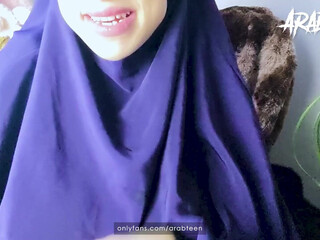 Bella Jameel aka arabteen onlyfans Curva in stockings fucks clit