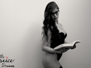 littlecaprice onlyfans amazing masturbation with a very white girl