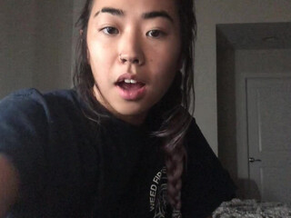 Alaska aka alaskafornia onlyfans spielt mit einem sex toy