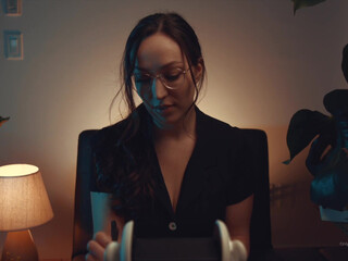 orenda onlyfans Hot brunette girl pulls her wet pink hole