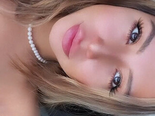 Riley Kwum (rileykwums) onlyfans Blonde darling seductively rubs her cunt