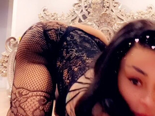 Blac Chyna aka msblacchyna onlyfans The stubborn stranger rubs himself with oil