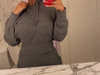 mayberrychynna1  fucks herself in front of the webcam