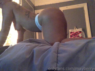 mayberrychynna1 Stunning Curva dabbles with dildo