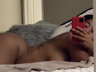 mayberrychynna1 Sultry slut fucks her pussy