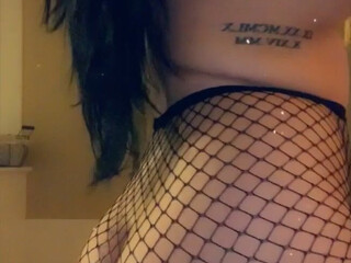 larissanadia Mature bitch fucks both slots hard