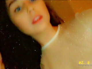 larissanadia  jerks off and gets an incredible orgasm