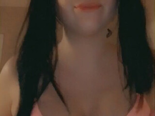 larissanadia Attractive babe caresses lips sex