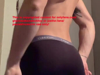 emilivno Blissful ladies lick shaved cunt