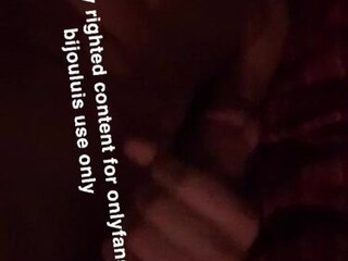 emilivno Hot young lady is fucking pussy