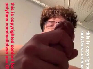 emilivno Sexy kralja masturbates with a phallus