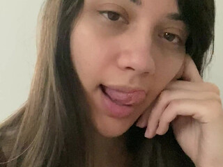 delightfulhug  posing for the camera exposing her sexy body