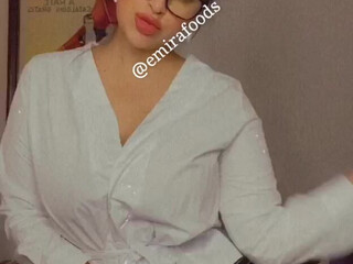 emirafoods Gorgeous bitch shows small tits