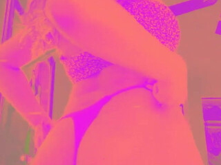 emirafoods Hot bitch posing in lingerie