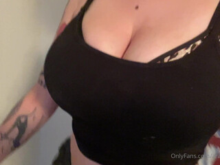 arabelleraphael Magnificent prankster shows herself naked on the street