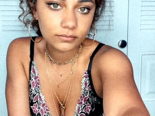 Victorialovexoxo Blond slut jerking off dick