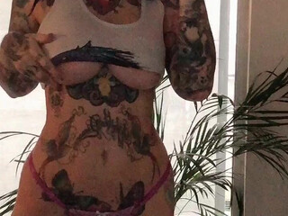Riae SG onlyfans MILF with tattoos jerks off her cunt