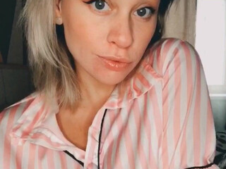 Julia Unicorn Busty kurva fingering her pussy with a vibrator