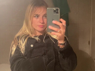 Danifae Black.haired prank masturbates with a vibrator