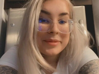 JEN BREETY onlyfans Mature babe fucks both holes