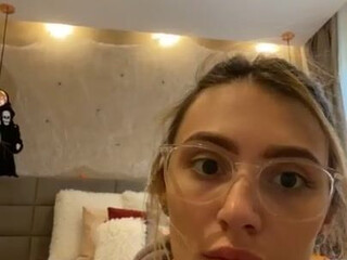 sashaelite Dark haired slut poses nude