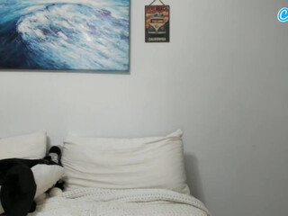 foxxx3 Naked her booty seduces visitors