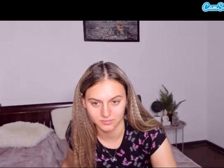 caisierox Juicy slut masturbates pussy