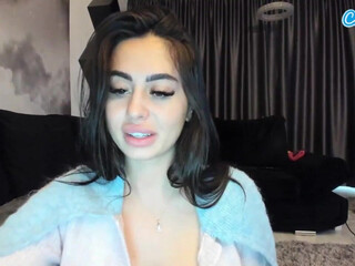 alicexalice Busty blonde posing in front of the camera