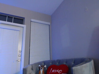 Fawnnn_ Ardent lady fucks the cap with her hand