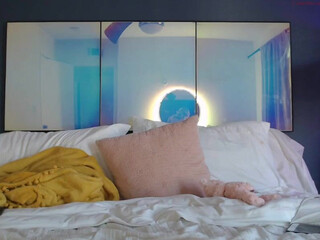 nikiskyler  takes off her clothes