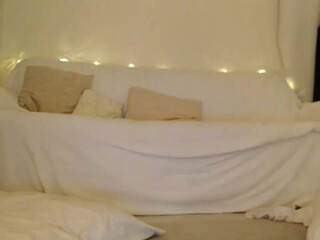 yummyumns Cutie plays with pussy