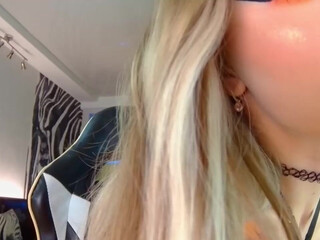 cupleskitis chaturbate Sexy chick demonstrates beautiful body