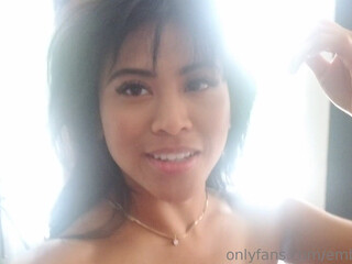 Embersnow onlyfans Luxurious curvy masturbates shaved pussy