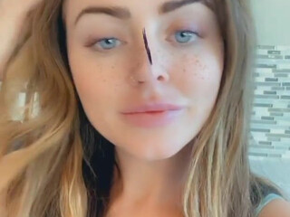 sophiedeevip onlyfans Blissful bitch fucks both holes