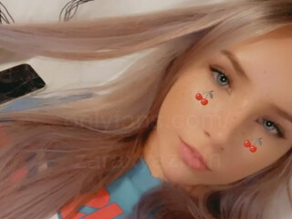 Zarax Yasmine aka zaraxyazmin onlyfans Sexy hottie fucks both holes