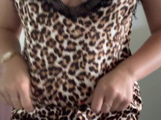 Tianna aka tiannaann onlyfans Vicious shlendra squeezes shaved pussy