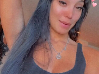 Scarlet Silva onlyfans Sexy babe undresses on camera