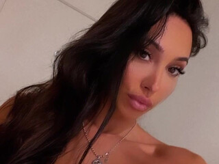 Scarlet Silva onlyfans  rubs her clit and fucks herself with a dildo