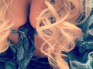 mochameanass onlyfans  smeared her incredibly hot body with oil