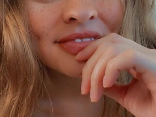 MaryMoody onlyfans Russian beauty communicates in fries