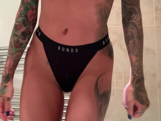 itslaurendotcom onlyfans Naked on the bed