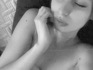 darina_rey onlyfans Adult mare jerks both holes with fingers