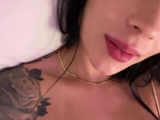 Andrea Alvarez aka andreaalvarezzz onlyfans The imposing bitch dances beautifully naked