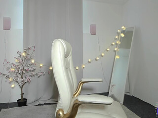 e_l_o_d_i_e chaturbate Chubby mare in honor of the holiday shows its bust