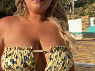 trishyland onlyfans  bitch jerks off in the office