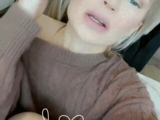 LaynaBoo aka Layna Boo aka laynaaboo onlyfans Asshole harlot jerks off her pussy with a phallus